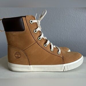 Timberland Women’s Skyla Bay 6-inch boots, Wheat Nubuck (tan) size 9.